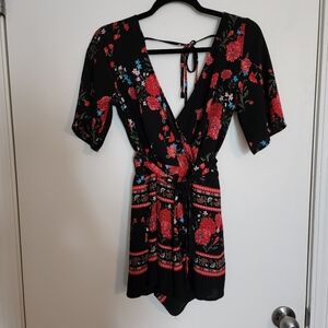 [Pick 2 Items for $8!] Row A Floral Romper Size Small
